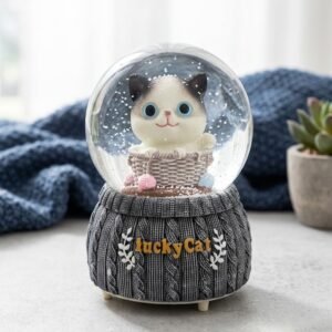 Boule à Neige "Lucky Cat" – Chaton aux Yeux Bleus & Socle Tricot
