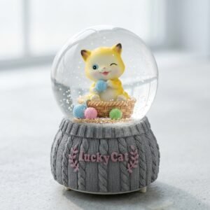 Boule à Neige "Lucky Cat" – Chaton Jaune & Socle Tricot Bordeaux