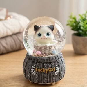 Boule à Neige "Lucky Cat" – Chaton aux Yeux Bleus & Socle Tricot
